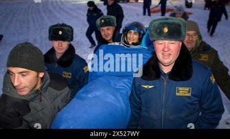 Arkalyk, Kasachstan. 19. November 2012. Die Kommandeurin der NASA-Expedition 33 Sunita Williams wird von Roscosmos-Rettungsteams aus der Sojus-Kapsel nach der Landung in einem abgelegenen Gebiet am 19. November 2012 in Arkalyk, Kasachstan, transportiert. Williams, Roscosmos-Kosmonaut Juri Malenchenko und JAXA-Astronaut Akihiko Hoshide kehrten von vier Monaten an Bord der Internationalen Raumstation zurück. Quelle: Bill Ingalls/NASA Photo/Alamy Live News Stockfoto