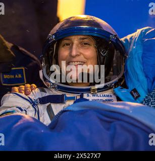Arkalyk, Kasachstan. 19. November 2012. Die NASA-Expeditionskommandeurin 33 Sunita Williams ruhte sich auf einem Stuhl vor der Sojus-Kapsel aus, nachdem sie am 19. November 2012 in Arkalyk, Kasachstan, in einem abgelegenen Gebiet gelandet war. Williams, Roscosmos-Kosmonaut Juri Malenchenko und JAXA-Astronaut Akihiko Hoshide kehrten von vier Monaten an Bord der Internationalen Raumstation zurück. Quelle: Bill Ingalls/NASA Photo/Alamy Live News Stockfoto