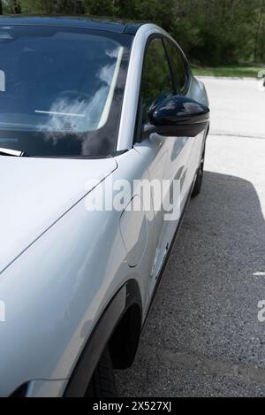 Mustang Mach E, Space White Stockfoto