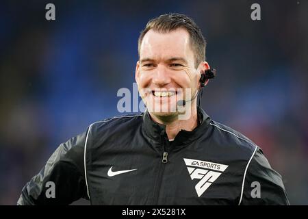 Schiedsrichter Jarred Gillett trägt eine Kamera vor dem Spiel der