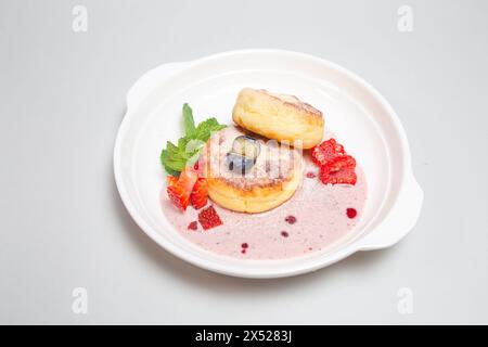 Köstliche Hüttenkäse-Pfannkuchen mit gesunden Zutaten, reich an Protein und Kalzium, perfekt für ein nahrhaftes Frühstück. Stockfoto