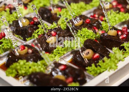 Arabische Heimat traditionelles Essen - LIBANESISCHE VEGETARISCHE GEFÜLLTE TRAUBENBLÄTTER ( WARAK ENAB) Stockfoto