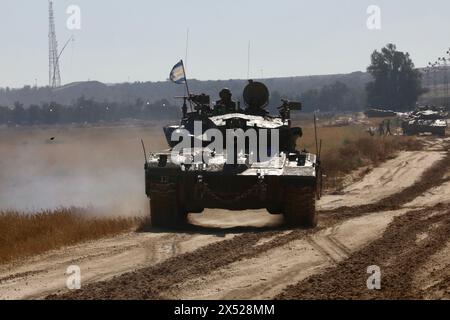 Shalom Kerem Crossing. Mai 2024. Israelische Panzer werden am 6. Mai 2024 in der Nähe des Grenzübergangs Shalom Kerem im Süden Israels an der Grenze zum Gazastreifen gesehen. Israelische Medien berichteten am Montag, dass das israelische Kriegskabinett den Start einer Bodenoffensive gegen Rafah genehmigt hat, die nach der Evakuierung der Zivilbevölkerung stattfinden würde. Quelle: Jamal Awad/Xinhua/Alamy Live News Stockfoto