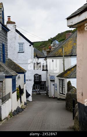 Port Issac Village mit Blick auf die Fore Street Cornwall England großbritannien Stockfoto