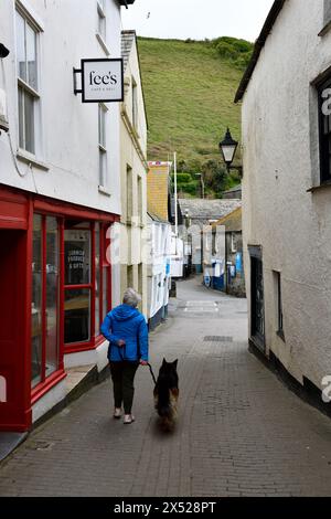 Port Issac Village mit Blick auf die öffentliche Straße Cornwall England großbritannien Stockfoto