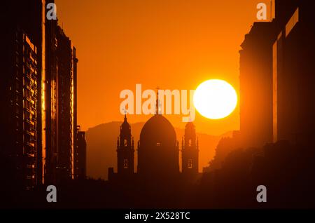 Wunderschöner Sonnenaufgang über der Silhouette der Candelaria-Kirche in der Innenstadt von Rio de Janeiro Stockfoto