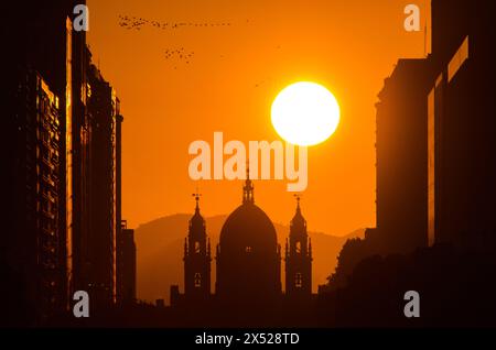 Wunderschöner Sonnenaufgang über der Silhouette der Candelaria-Kirche in der Innenstadt von Rio de Janeiro Stockfoto