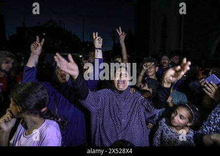 Rafah, Palästinensische Gebiete. Mai 2024. Die Palästinenser feiern in Rafah-Straßen, nachdem die Hamas angekündigt hatte, den Waffenstillstandsvorschlag der Vermittler Ägypten und Katar angesichts des anhaltenden Konflikts zwischen Israel und Hamas anzunehmen. Abed Rahim Khatib/dpa/Alamy Live News Stockfoto