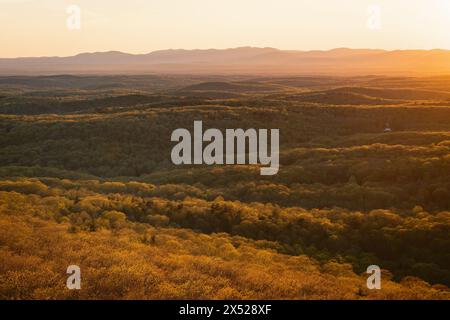 Blick auf den Sonnenuntergang vom Feuerturm am Stissing Mountain, in der Nähe von Pine Plains, New York Stockfoto