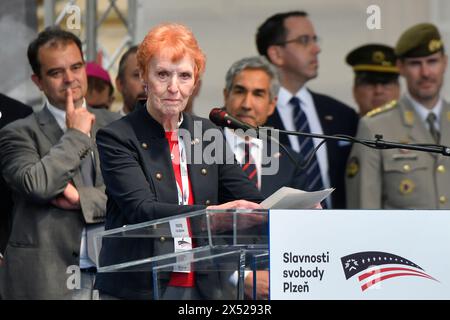 Pilsen, Tschechische Republik. Mai 2024. Kathleen Lemmons Hoffman (Mitte) gab den Anstoß auf die Familien der US-Veteranen während einer Hauptveranstaltung des Befreiungsfestivals Pilsen, Danke, America!, in Pilsen, Tschechische Republik, am 6. Mai 2024. Quelle: Miroslav Chaloupka/CTK Photo/Alamy Live News Stockfoto