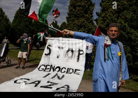 6. Mai 2024, Warschau, Warschau, Polen: Pro-palästinensische Demonstration am Rande des jährlichen „Marsches der Lebenden“, einer Wanderung zwischen zwei ehemaligen Nazi-Vernichtungslagern in Oswiecim und Brzezinka, Polen. Ein jährliches Gedenken an den Holocaust-Gedenktag und in diesem Jahr auch an den 80. Jahrestag der nahezu vollständigen Vernichtung der jüdischen Gemeinde Ungarns. Nach Angaben der Organisatoren „55 Holocaust-Überlebende aus der ganzen Welt, einschließlich Holocaust-Überlebende, die Opfer des 7. Oktober waren“. Auf dem Bild Teilnehmer einer pro-palästinensischen Demonstration am Rande des marsches. (Cr Stockfoto