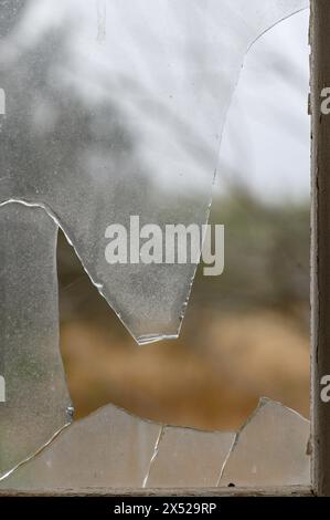 Fenster mit Glasbruch im alten Gebäude Holzfenster mit teilweise Glasbruch im alten verlassenen Backsteingebäude 3 Stockfoto