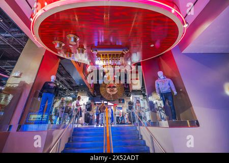 In der Hard Rock Cafe Boutique hängt eine übergroße Gitarre von der Decke, deren Saiten synchron zur Musik beleuchtet werden. New York. USA. Stockfoto