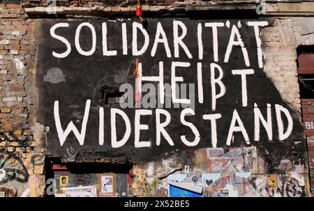 Berlin, Deutschland. April 2024. 21.04.2024, Berlin. Solidarität bedeutet Widerstand“ steht auf einer unsanierten Gebäudefassade in der Linienstraße in Mitte. Kredit: Wolfram Steinberg/dpa Kredit: Wolfram Steinberg/dpa/Alamy Live News Stockfoto