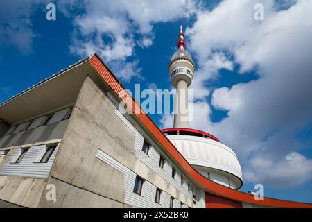 Fernsehturm und Sender, Praded, Jeseniky, Tschechien, Tschechien. Hohes Gebäude und Architektur Wahrzeichen auf dem Gipfel des Hügels Stockfoto