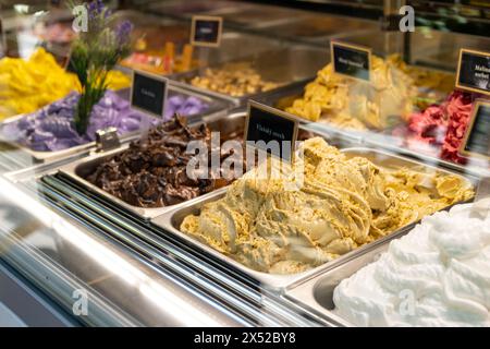 Selektiver Fokus auf Walnusseis mit anderen Geschmacksrichtungen im Dessertgeschäft. Stockfoto
