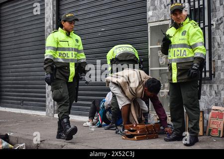 Bogota, Kolumbien. Mai 2024. Die kolumbianische Polizei und das Militär führen am 3. Mai 2024 eine Operation gegen den Mikrohandel in der Nachbarschaft von San Bernardo durch, um die Kriminalität zu verringern und die Sicherheit in der Innenstadt von Bogota zu erhöhen. Foto: Cristian Bayona/Long Visual Press Credit: Long Visual Press/Alamy Live News Stockfoto