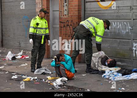 Bogota, Kolumbien. Mai 2024. Die kolumbianische Polizei und das Militär führen am 3. Mai 2024 eine Operation gegen den Mikrohandel in der Nachbarschaft von San Bernardo durch, um die Kriminalität zu verringern und die Sicherheit in der Innenstadt von Bogota zu erhöhen. Foto: Cristian Bayona/Long Visual Press Credit: Long Visual Press/Alamy Live News Stockfoto