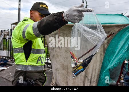 Bogota, Kolumbien. Mai 2024. Die kolumbianische Polizei und das Militär führen am 3. Mai 2024 eine Operation gegen den Mikrohandel in der Nachbarschaft von San Bernardo durch, um die Kriminalität zu verringern und die Sicherheit in der Innenstadt von Bogota zu erhöhen. Foto: Cristian Bayona/Long Visual Press Credit: Long Visual Press/Alamy Live News Stockfoto