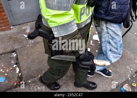 Bogota, Kolumbien. Mai 2024. Die kolumbianische Polizei und das Militär führen am 3. Mai 2024 eine Operation gegen den Mikrohandel in der Nachbarschaft von San Bernardo durch, um die Kriminalität zu verringern und die Sicherheit in der Innenstadt von Bogota zu erhöhen. Foto: Cristian Bayona/Long Visual Press Credit: Long Visual Press/Alamy Live News Stockfoto