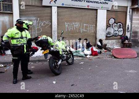 Bogota, Kolumbien. Mai 2024. Die kolumbianische Polizei und das Militär führen am 3. Mai 2024 eine Operation gegen den Mikrohandel in der Nachbarschaft von San Bernardo durch, um die Kriminalität zu verringern und die Sicherheit in der Innenstadt von Bogota zu erhöhen. Foto: Cristian Bayona/Long Visual Press Credit: Long Visual Press/Alamy Live News Stockfoto