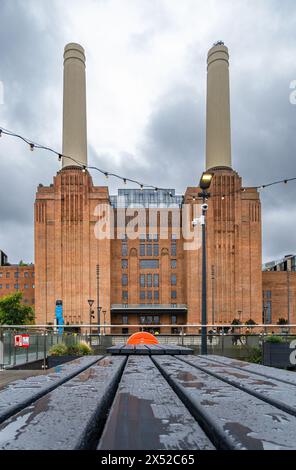 London, Vereinigtes Königreich - 29. April 2024: Battersea Power Station ist ein ehemaliges Kohlekraftwerk in London, heute ein Einkaufszentrum Stockfoto