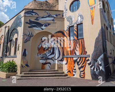 Wunderschöne Wandkunst mit vielen Tierarten im alten Aquarium im London Zoo, Regents Park, London, Großbritannien. Stockfoto