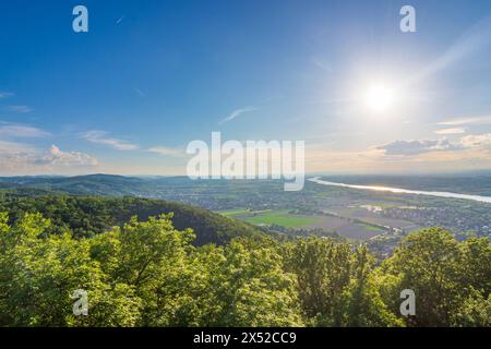 St. Andrä-Wördern: Blick vom Aussichtsturm Tempelbergwarte auf St. Andrä vor dem Hagenthale und Wienerwald, Tullnerfeld, Donau in Stockfoto