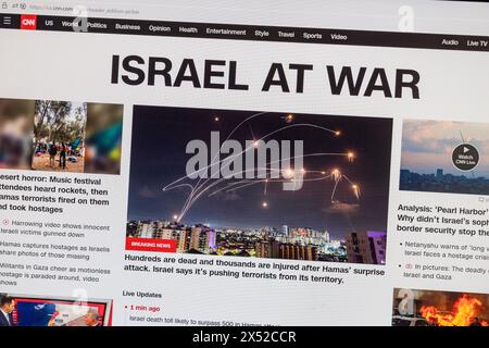 Schlagzeile "Israel at war" nach dem Angriff der Hamas auf Israel ( 6. Oktober 2023) auf der CNN-Website, 8. Oktober 2023. Stockfoto