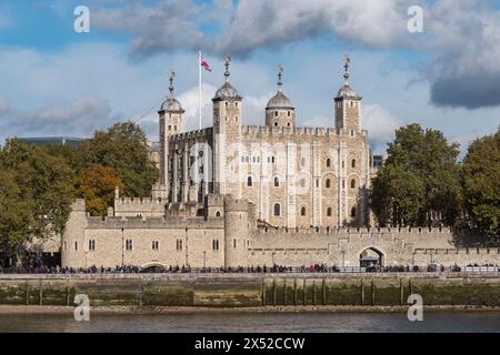 Der Weiße Turm, ein zentraler Turm im Tower of London, an der Themse, London, Großbritannien. Stockfoto