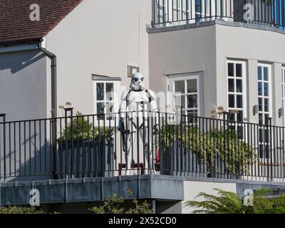 Ein Star Wars Stormtrooper Anzug, der auf einem Balkon eines Hauses in Barnes, London, Großbritannien steht. Stockfoto