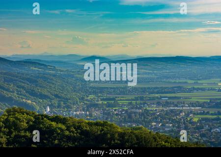 St. Andrä-Wördern: Blick vom Aussichtsturm Tempelbergwarte auf St. Andrä vor dem Hagenthale und Wienerwald in Wienerwald, Wienerwald, Niederöst Stockfoto