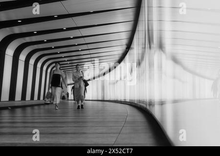 In der lebhaften Atmosphäre des beleuchteten Tunnels der Kings Cross Station scheint die Zeit zu verlangsamen und die dynamische Energie des Stadtverkehrs in Bewegung zu halten Stockfoto