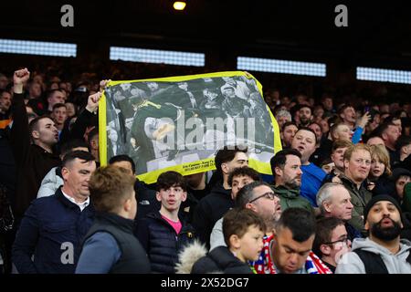LONDON, UK - 6. Mai 2024: Fans von Manchester United halten ein Banner hoch, das den ehemaligen Spieler Eric Cantona zeigt, wie er vor vielen Jahren während des Premier League-Spiels zwischen Crystal Palace FC und Manchester United FC im Selhurst Park einen Crystal Palace-Fan trat (Credit: Craig Mercer/ Alamy Live News) Stockfoto