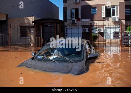 Porto Alegre, Brasilien. Mai 2024. Das Auto wird am 6. Mai 2024 am 6. Mai 2024 auf einer vollständig überfluteten Straße mit Wasser bedeckt gesehen. Aufgrund der Überschwemmungen, die durch die starken Regenfälle verursacht wurden, die den brasilianischen Bundesstaat Rio Grande do Sul heimgesucht haben. Ein Staat der öffentlichen Katastrophe wurde von der lokalen Regierung gerufen, 281 Gemeinden wurden betroffen, Tausende von Menschen wurden vertrieben, verheerende Schäden in der Infrastruktur verursachen Schwierigkeiten beim Zugang zu betroffenen Gebieten oder Stromausfälle im ganzen Staat. Foto: Max Peixoto/DiaEsportivo/Alamy Live News Credit: DiaEsportivo/Alamy Live News Stockfoto