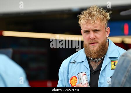 Miami, Mezzolombardo, USA. Mai 2024. Jake Paul wird vor dem FIA Formel 1 Miami Grand Prix 2024 im Miami International Autodrome in Miami, USA, im Fahrerlager gesehen. (Kreditbild: © Daisy Facinelli/ZUMA Press Wire) NUR REDAKTIONELLE VERWENDUNG! Nicht für kommerzielle ZWECKE! Stockfoto