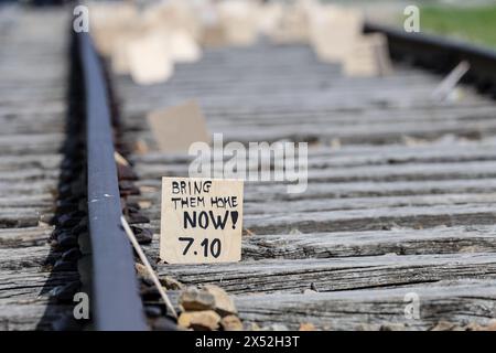 Oswiecim, Polen, 6. Mai 2024. Eine Put-Gebetsmeldung „Bring sie jetzt nach Hause“ wird auf einem Zugwagen am Birkenau Camp Gate im März der Living 2024 gesehen, an dem 55 Holocaust-Überlebende teilnahmen. Holocaust-Überlebende und 7. Oktober-Überlebende nehmen am Marsch der Lebenden zusammen mit einer Delegation unter anderem aus den Vereinigten Staaten, Kanada, Italien, Vereinigtes Königreich. Am Holocaust-Gedenktag im jüdischen Kalender (Yom HaShoah) marschieren Tausende von Teilnehmern schweigend von Auschwitz nach Birkenau. Der marsch hat einen Aufklärungs- und Erinnerungszweck. In diesem Jahr war der März sehr Poli Stockfoto