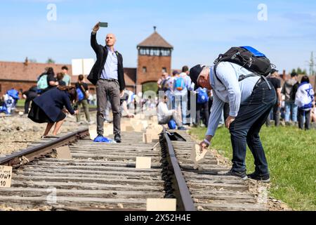 Oswiecim, Polen, 6. Mai 2024. Die Teilnehmer legten im März der Living 2024 Gebetsbotschaften auf einen Zugwagen am Birkenau Camp Gate, an dem 55 Holocaust-Überlebende teilnahmen. Holocaust-Überlebende und 7. Oktober-Überlebende nehmen am Marsch der Lebenden zusammen mit einer Delegation unter anderem aus den Vereinigten Staaten, Kanada, Italien, Vereinigtes Königreich. Am Holocaust-Gedenktag im jüdischen Kalender (Yom HaShoah) marschieren Tausende von Teilnehmern schweigend von Auschwitz nach Birkenau. Der marsch hat einen Aufklärungs- und Erinnerungszweck. Dieses Jahr wurde März stark politisiert aufgrund der Stockfoto