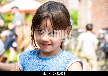 Molenbeek, Region Brüssel, Belgien - 1. Mai 2024 - Porträt eines 6-jährigen süßen Mädchens aus weißen und lateinischen Vorfahren Stockfoto