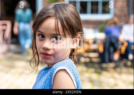 Molenbeek, Region Brüssel, Belgien - 1. Mai 2024 - Porträt eines 6-jährigen süßen Mädchens aus weißen und lateinischen Vorfahren Stockfoto