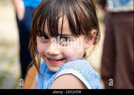 Molenbeek, Region Brüssel, Belgien - 1. Mai 2024 - Porträt eines 6-jährigen süßen Mädchens aus weißen und lateinischen Vorfahren Stockfoto