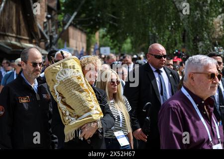 Oswiecim, Polen, 6. Mai 2024. Die Teilnehmer gehen im März der Lebenden 2024 am Auschwitz Camp Gate „Work Makes You Free“, an dem 55 Holocaust-Überlebende teilnehmen. Holocaust-Überlebende und 7. Oktober-Überlebende nehmen am Marsch der Lebenden zusammen mit einer Delegation unter anderem aus den Vereinigten Staaten, Kanada, Italien, Vereinigtes Königreich. Am Holocaust-Gedenktag im jüdischen Kalender (Yom HaShoah) marschieren Tausende von Teilnehmern schweigend von Auschwitz nach Birkenau. Der marsch hat einen Aufklärungs- und Erinnerungszweck. In diesem Jahr wurde März aufgrund der israelischen W stark politisiert Stockfoto