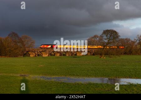 Der Network Rail-Zug zur Erkennung von Linienmustern überwacht das Gleis am Melling-Viadukt auf der kleinen nordwestlichen Eisenbahnstrecke, Großbritannien Stockfoto