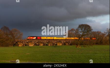 Der Network Rail-Zug zur Erkennung von Linienmustern überwacht das Gleis am Melling-Viadukt auf der kleinen nordwestlichen Eisenbahnstrecke, Großbritannien Stockfoto