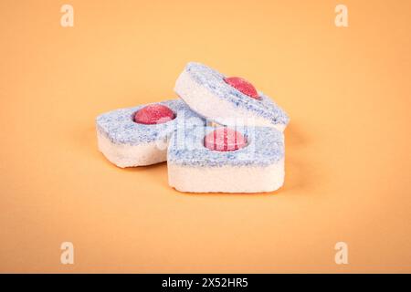 Geschirrspülkapseln in einem Stapel auf hellem Hintergrund. Stockfoto