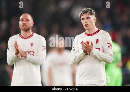 Alejandro Garnacho (rechts) von Manchester United applaudiert den Fans nach dem Spiel der Premier League im Londoner Selhurst Park. Bilddatum: Montag, 6. Mai 2024. Stockfoto