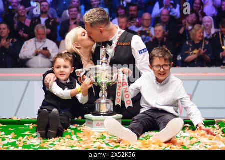 Kyren Wilson feiert mit Ehefrau Sofie und den Kindern Finley und Bailey, nachdem sie das Finale am siebten Tag der Cazoo World Snooker Championship 2024 im Crucible Theatre in Sheffield gewonnen haben. Bilddatum: Montag, 6. Mai 2024. Stockfoto