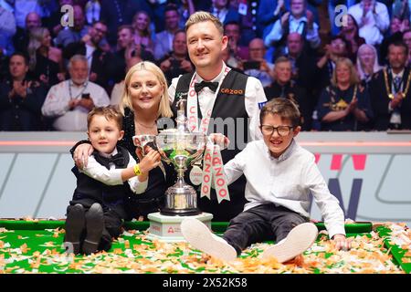 Kyren Wilson feiert mit Ehefrau Sofie und den Kindern Finley und Bailey, nachdem sie das Finale am siebten Tag der Cazoo World Snooker Championship 2024 im Crucible Theatre in Sheffield gewonnen haben. Bilddatum: Montag, 6. Mai 2024. Stockfoto