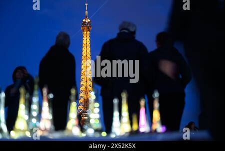 Paris, Frankreich. Mai 2024. Touristen stehen am Abend vor dem Eiffelturm. Die Olympischen Spiele und Paralympics finden im Sommer in Frankreich statt. Robert Michael/dpa/Alamy Live News Stockfoto