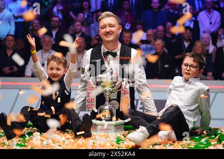 Kyren Wilson feiert mit Ehefrau Sofie und den Kindern Finley und Bailey, nachdem sie das Finale am siebten Tag der Cazoo World Snooker Championship 2024 im Crucible Theatre in Sheffield gewonnen haben. Bilddatum: Montag, 6. Mai 2024. Stockfoto